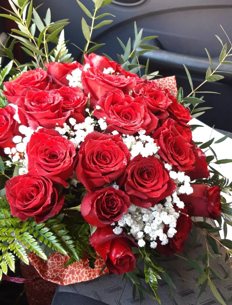 Ramo de rosas vermelhas com gipsófila e ramos de oliveira