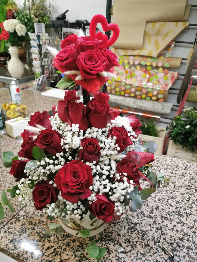 Arranjo alto de rosas vermelhas com coração, feito na loja